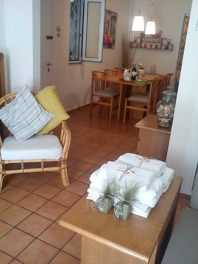 אתונה Comfortable Garden Apt Near Vouliagmeni Beach מראה חיצוני תמונה